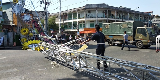 Sập cổng chào “chúc mừng năm mới”, 2 người bị thương