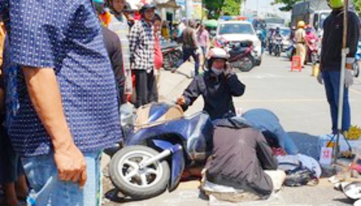 Chồng đau đớn khi thấy vợ bị xe tải tông tử vong