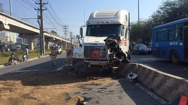 CSGT đội nắng phủ cát lấp dầu nhớt trên xa lộ