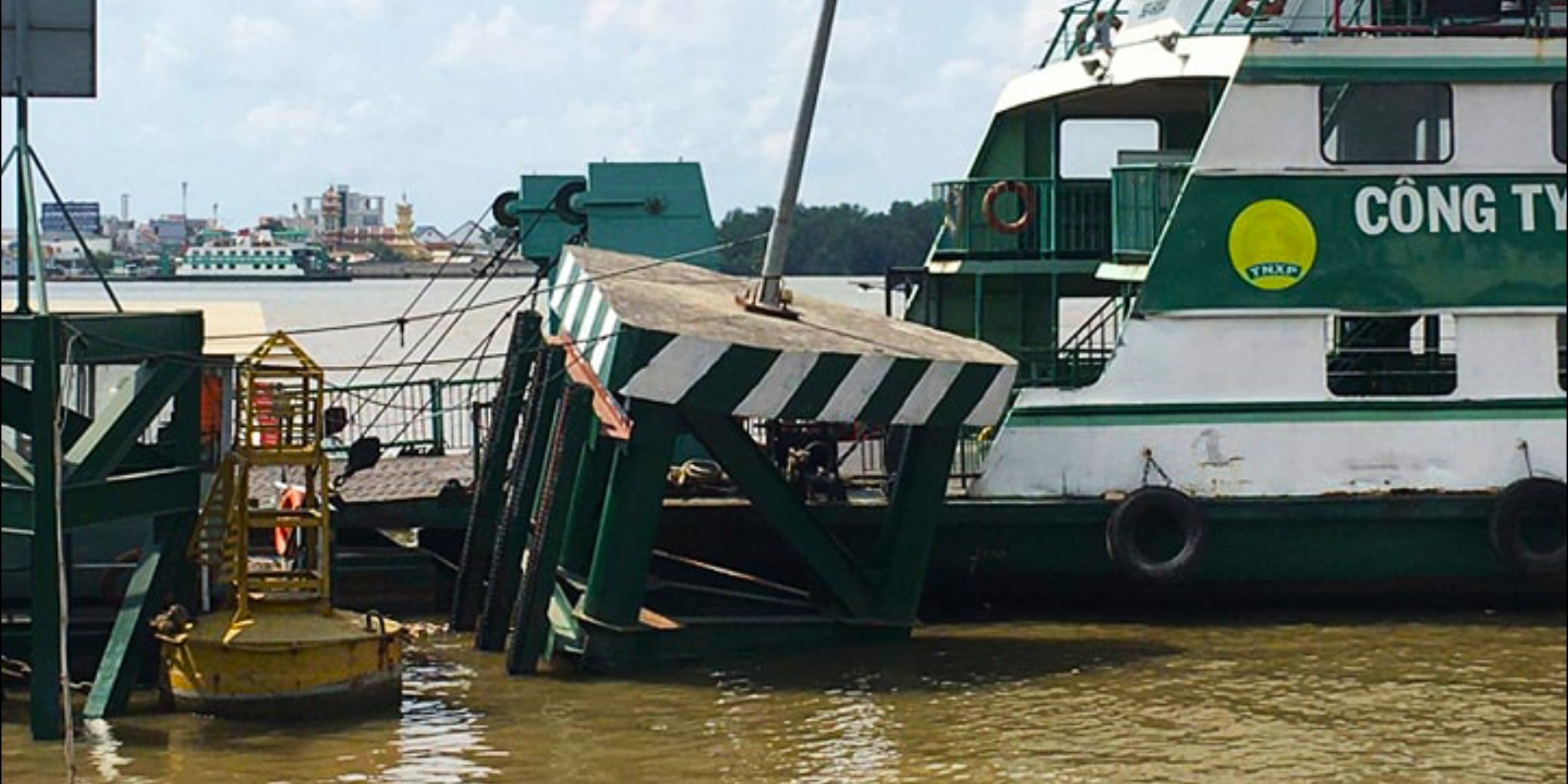 Cầu phao phà Cát Lái bị tàu chở 200 container đâm hỏng