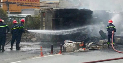 Bể bánh tông vào dải phân cách, xe ben bốc cháy