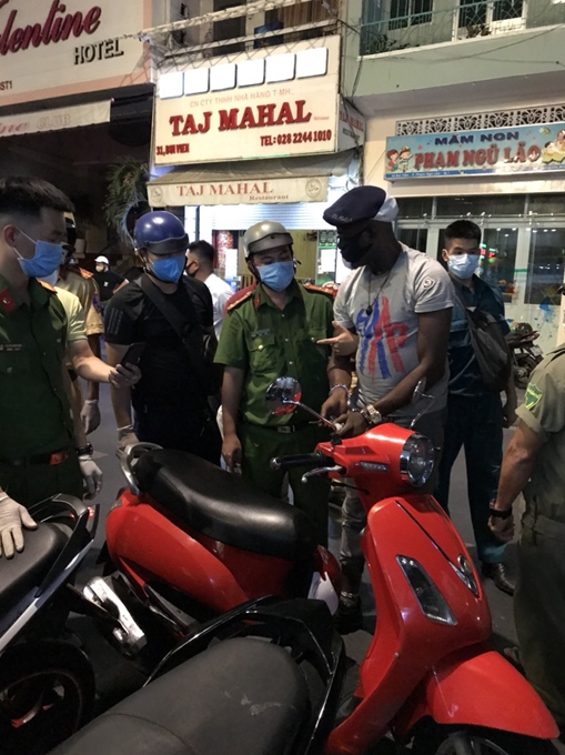 Thấy tổ công tác 363, đối tượng  nước ngoài tàng trữ 27 gói cỏ Mỹ bỏ chạy