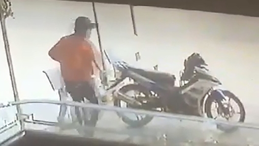 Bắt nghi can cướp 2 sợi dây chuyền trong tiệm vàng