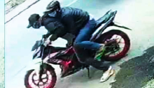 Hai tên cướp xịt hơi cay, đập tủ lấy vàng bỏ chạy