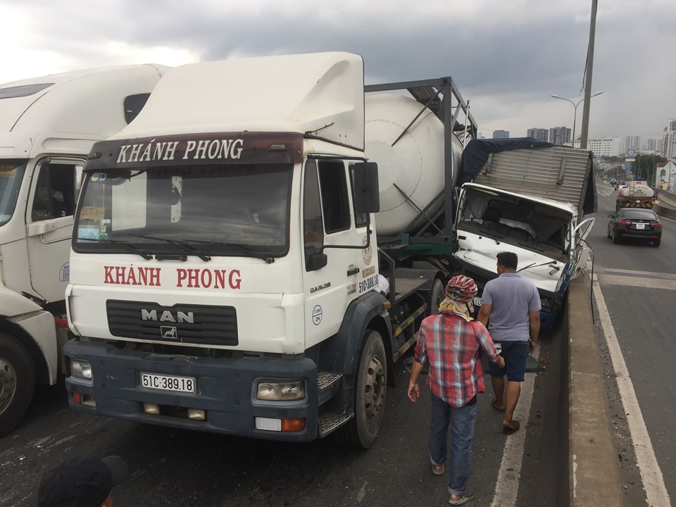 Ba vụ va chạm liên tiếp, cầu Phú Mỹ kẹt cứng