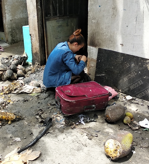 Con gái khóc ngất khi biết tin mẹ cùng 2 em tử vong trong đám cháy