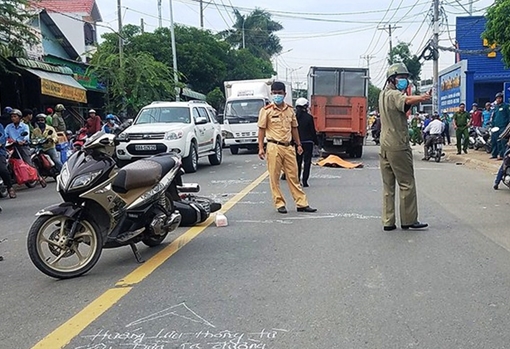 Va chạm giao thông ngã xuống đường bị xe tải tông tử vong