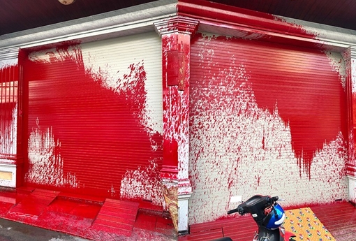 Truy tìm nhóm người đi ô tô tạt sơn vào công ty để đòi nợ