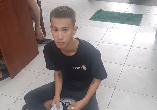 Dùng dao khống chế nữ nhân viên cửa hàng