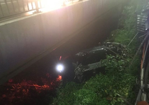 Xe Porsche biến dạng sau khi rơi khỏi cầu Sài Gòn