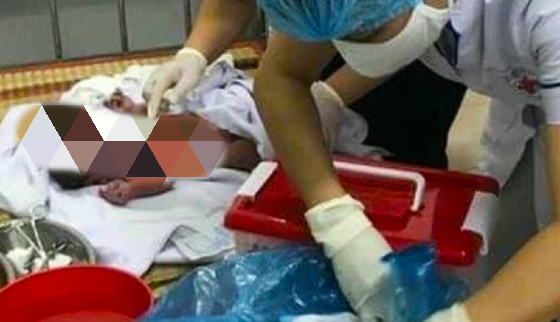 Phát hiện thi thể cháu bé 3 tuổi trong tủ quần áo