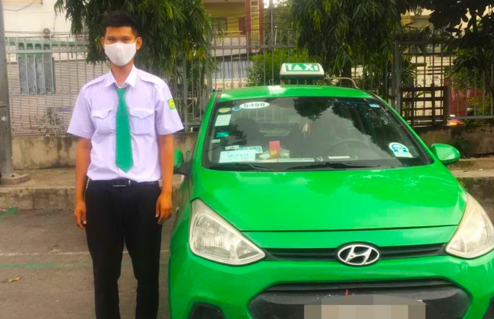 Tài xế taxi nhanh trí đạp ngã tên cướp giật dây chuyền