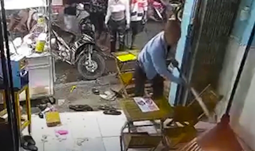 Hơn chục côn đồ cầm mã tấu đập phá quán trà sữa