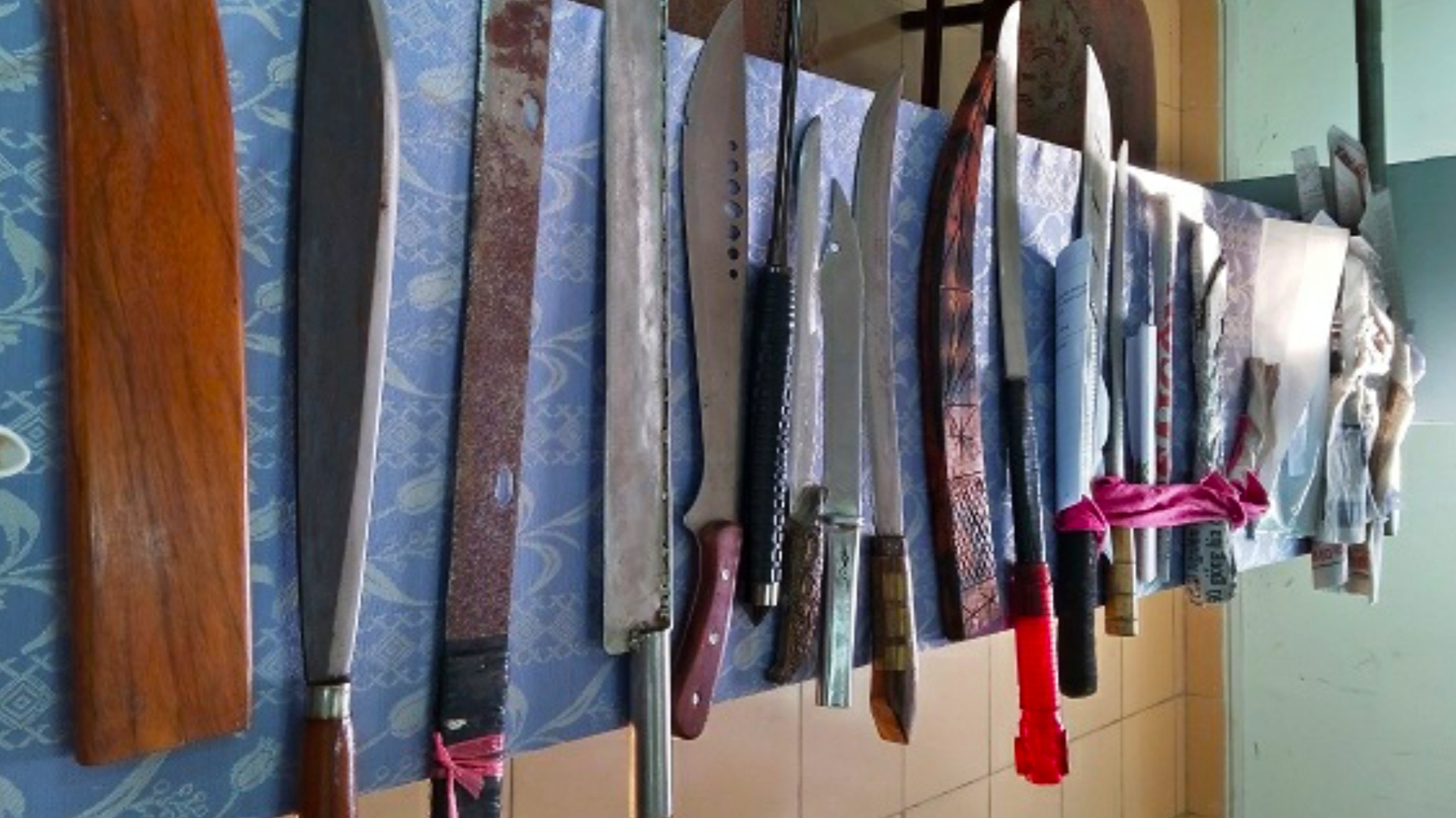 Dân giao nộp hàng trăm hung khí, đạn và cả…thuốc nổ