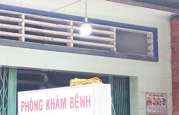 Nữ bác sĩ giả ngất xỉu để tránh bị nhóm cướp sát hại