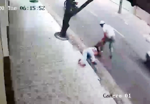 Bắt băng cướp kéo lê cô gái trên đường