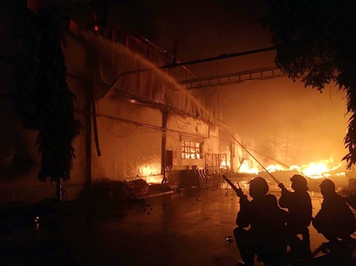 Đang khống chế đám cháy cực lớn tại Khu Công nghiệp Tân Tạo