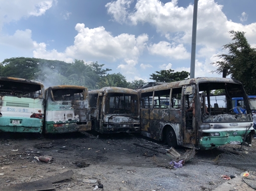 Cháy lớn thiêu rụi 10 xe buýt 