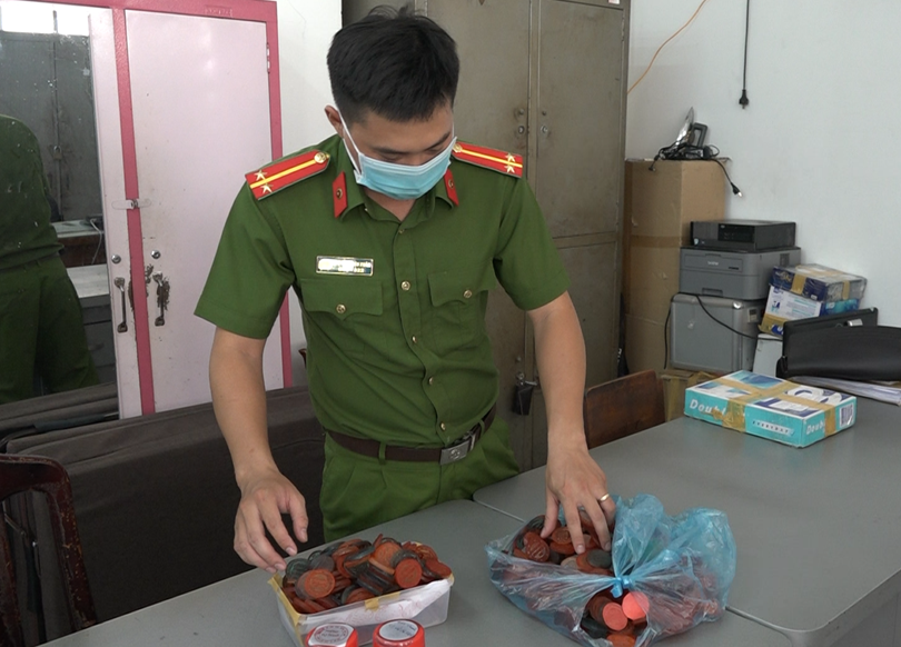 Sản xuất văn bằng, chứng chỉ giả, bán mớ như rau