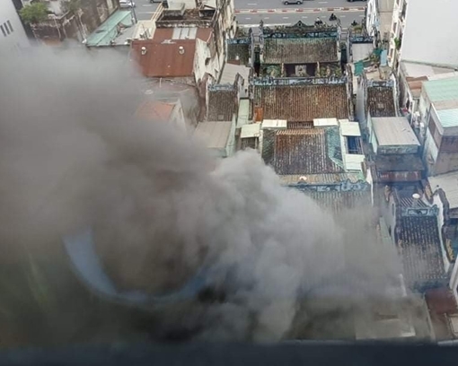 Cháy nhà trong hẻm, nhiều người ôm tài sản tháo chạy