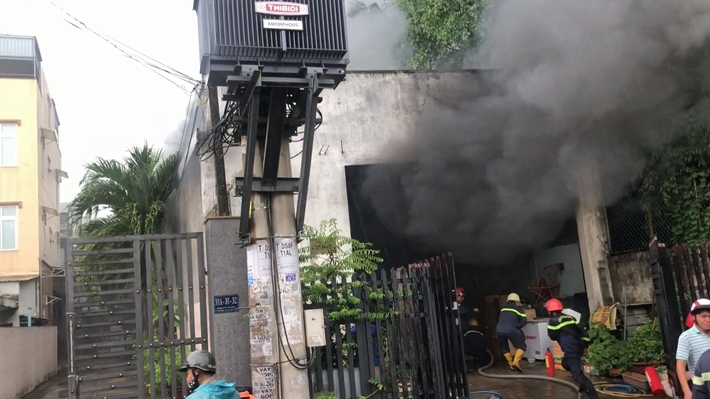 Cháy kho chứa phụ tùng, xe ô tô và xe máy bị thiêu rụi