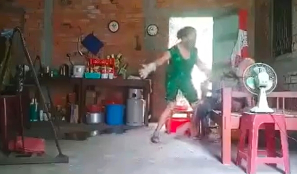 Phẫn nộ hành vi con gái bạo hành mẹ đẻ 