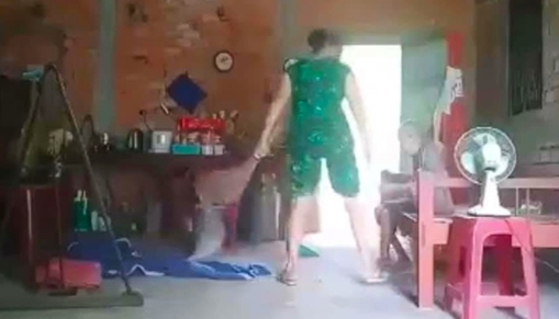 Công an làm việc với người có hành vi ngược đãi mẹ