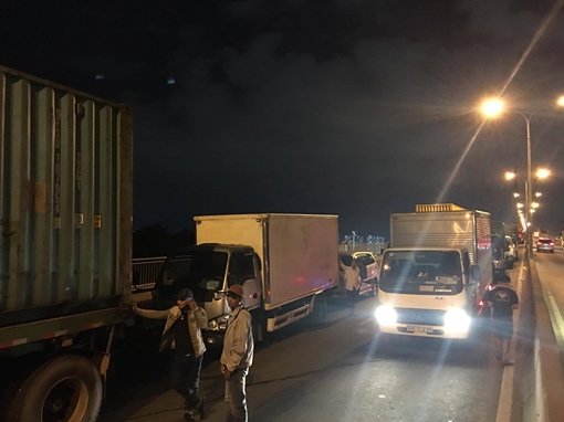 Ùn ứ hàng km sau vụ 6 ô tô va chạm ở dốc cầu Phú Mỹ