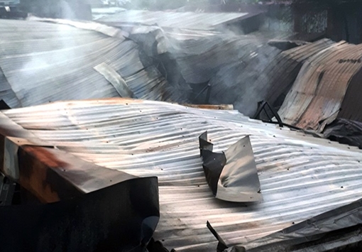 Nhiều người bật khóc vì tài sản cháy rụi cùng dãy nhà trọ