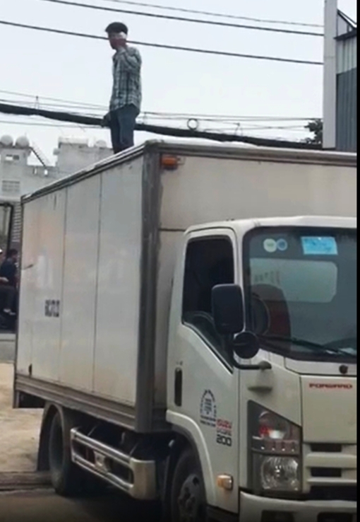 Nam thanh niên nghi “ngáo đá” quậy phá trên nóc xe tải