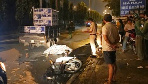 Trượt ngã khi leo lề, bị xe ba gác tông tử vong