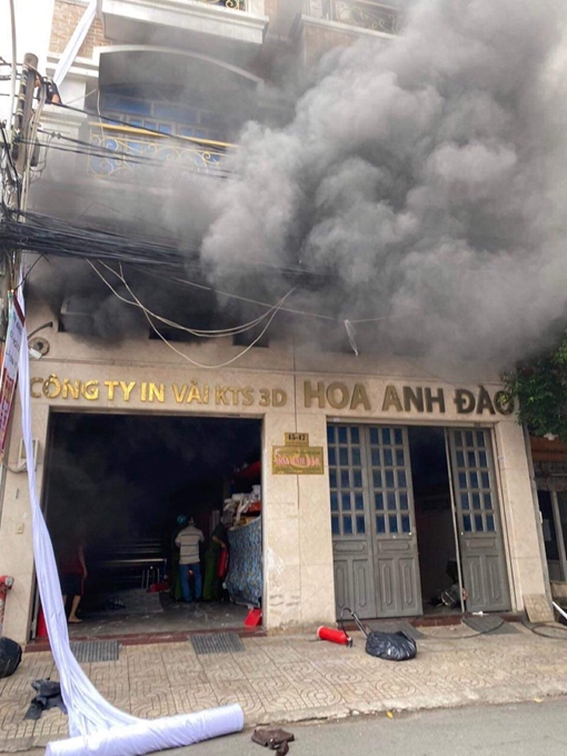 Giải cứu 2 người kẹt trong đám cháy công ty in 