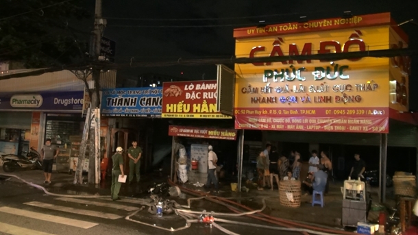 Cháy bãi xe lan sang 3 cửa hàng mặt tiền 