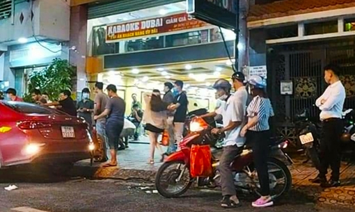 Thu thêm súng, áo chống đạn của 2 nhóm hỗn chiến trước quán karaoke