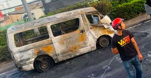 Bị truy đuổi khi dàn quân chuẩn bị hỗn chiến, ô tô và xe máy bốc cháy