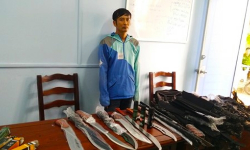 Bị bắt khi mang cả bao hung khí, bình xịt hơi cay đi giao