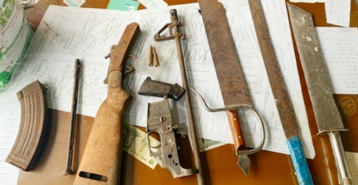 Nhận bánh trung thu, mũ bảo hiểm sau khi nộp hung khí