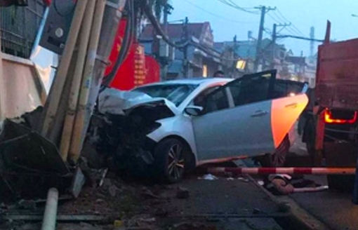 Đi ô tô trộm heo đất, bỏ chạy tông trúng cột điện