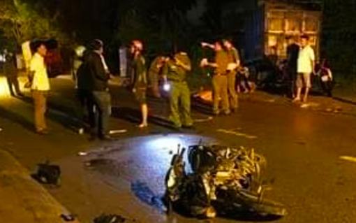 Hai xe máy đối đầu, 2 người thương vong