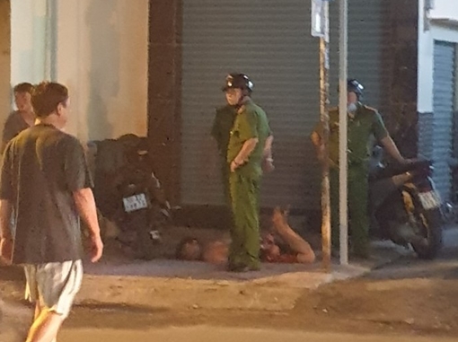 Người đàn ông nghi “ngáo đá” quậy trên đường Hậu Giang