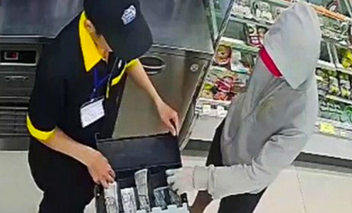 Khống chế nhân viên cửa hàng tiện lợi cướp tiền giữa đêm khuya