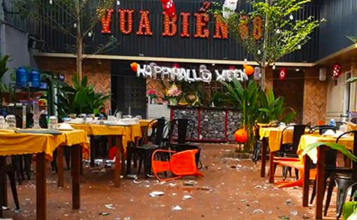 Cầm hung khí, xông vào nhà hàng "hỗn chiến"