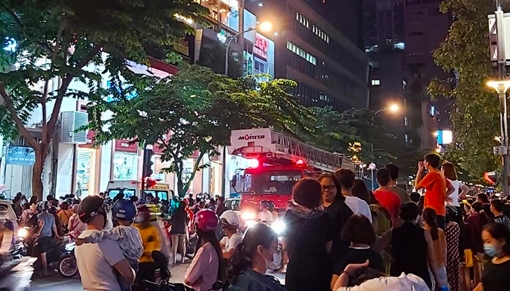 Giải cứu người phụ nữ rơi từ chung cư xuống mái nhà 