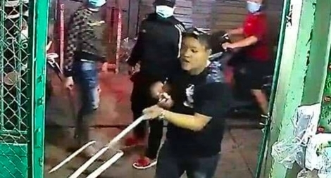 Người đàn ông bị truy sát bằng cây ba chỉa và mã tấu