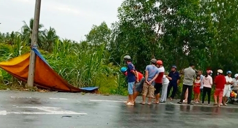 Thi thể cháy đen cạnh xe máy trơ khung