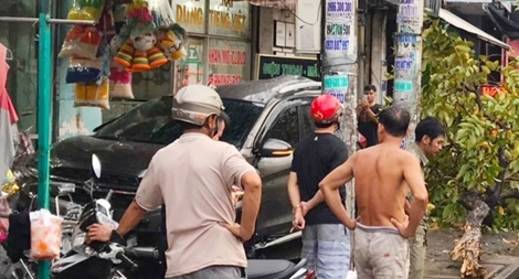 Xe 7 chỗ tông liên hoàn rồi lao vào 2 cửa hàng