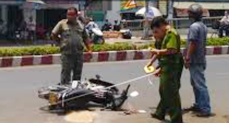 Đang chở bạn gái đi chơi bất ngờ bị tạt acid