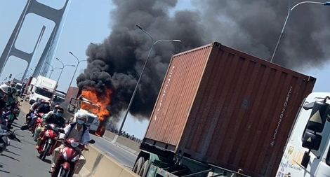Cháy xe đầu kéo trên cầu Phú Mỹ, giao thông ùn ứ