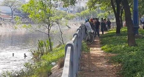 Lặn mò người đàn ông tự tử trên đoạn kênh đen 