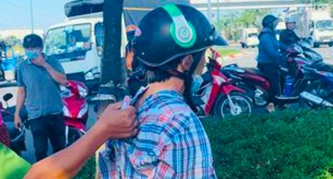 Giả bộ giúp người bị tai nạn rồi móc trộm điện thoại